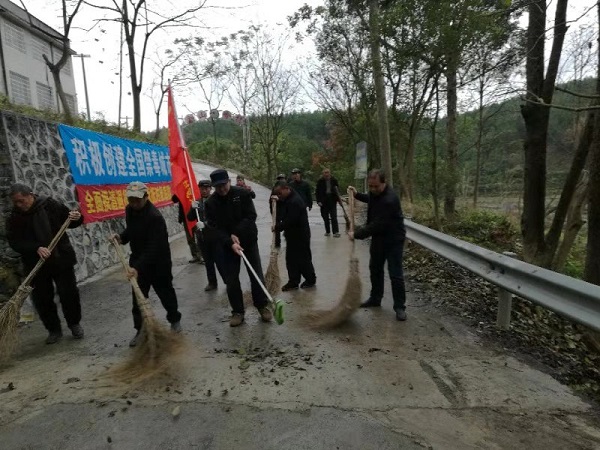 金山岭村党员扫除道路垃圾