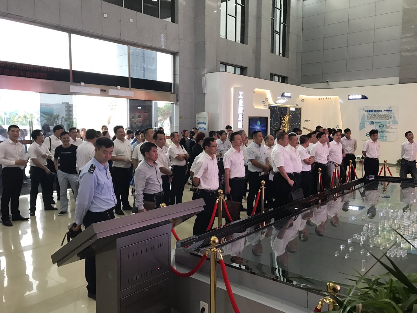 党建指导员到工业园参观学习