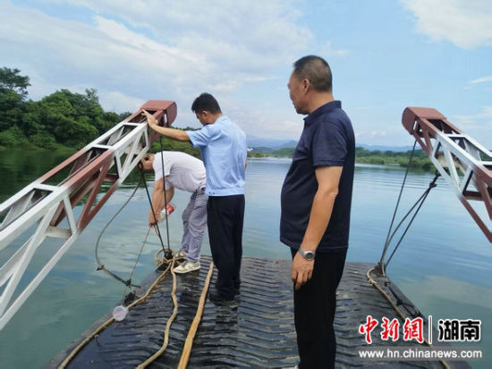 零陵区南津渡街道在辖区潇水河段开展“四清”护河行动。 零陵区南津渡街道在辖区潇水河段开展“四清”护河行动。