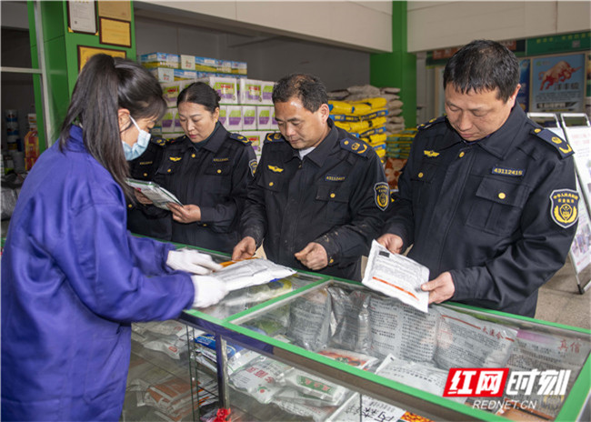 2022年3月1日,湖南省道县一农资经销店,农业执法人员在检查农资。 (3)_副本.jpg