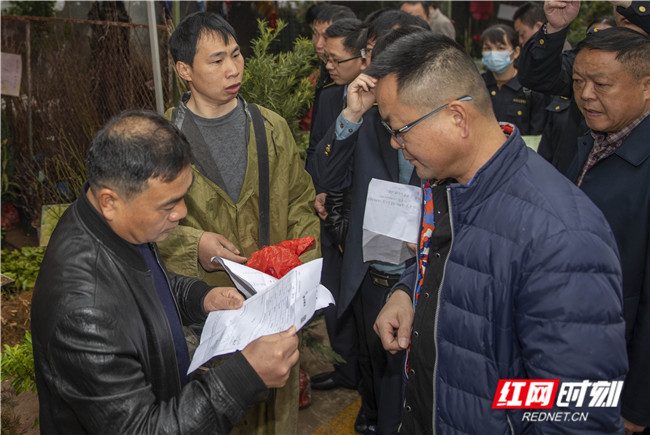 2022年3月1日,湖南省永州市道县一种苗销售市场,农业执法人员在检查种苗。 (3)_副本.jpg