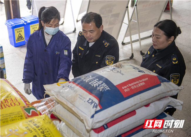 2022年3月1日,湖南省道县一农资经销店,农业执法人员在检查农资。 (5)_副本.jpg