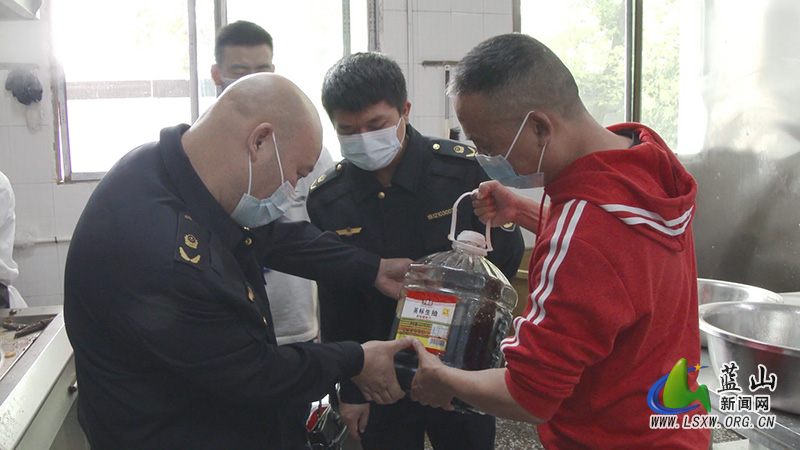 县市场监督管理局:守护校园食品安全 共创美好“食”光3.jpg 县市场监督管理局:守护校园食品安全 共创美好“食”光3.jpg