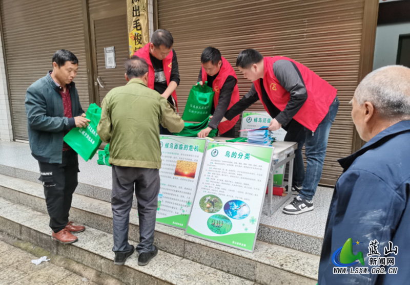 蓝山县林业局开展第42个“爱鸟周”宣传活动.jpg 蓝山县林业局开展第42个“爱鸟周”宣传活动.jpg