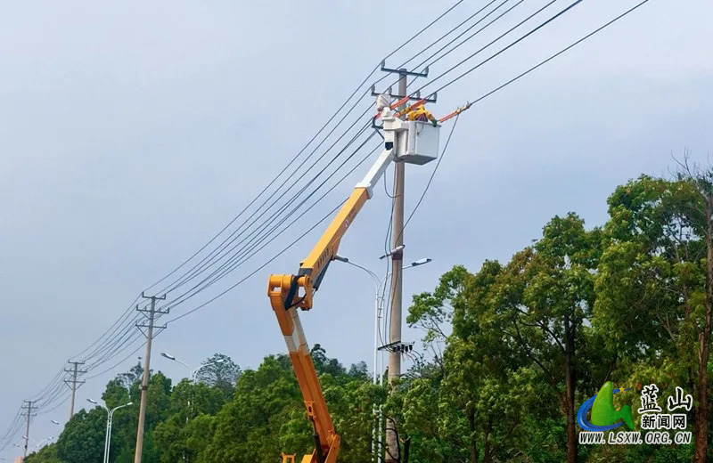 国网蓝山县供电公司:大力开展带电作业 提升客户“电力获得感”.jpg 国网蓝山县供电公司:大力开展带电作业 提升客户“电力获得感”.jpg