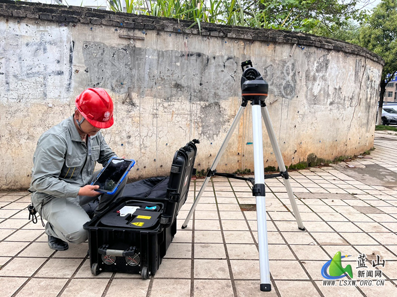 国网蓝山县供电公司利用“激光炮”清除线路异物 确保电网安全运行.jpg 国网蓝山县供电公司利用“激光炮”清除线路异物 确保电网安全运行.jpg