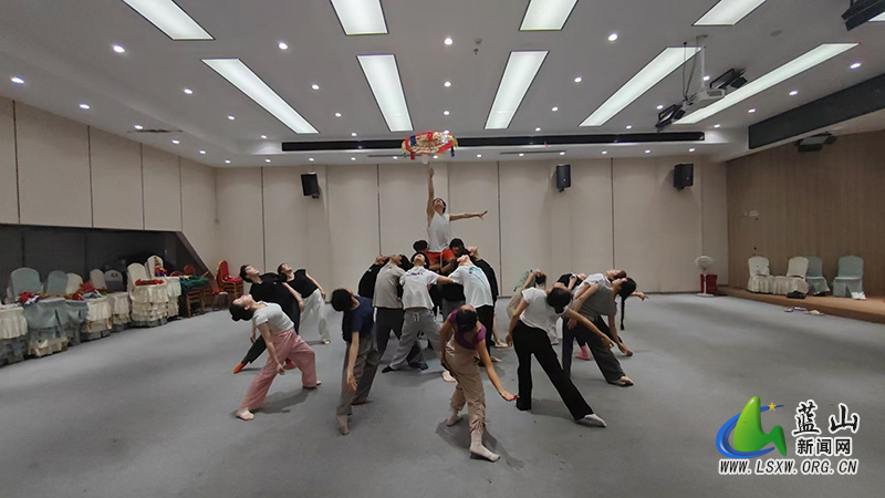 蓝山县文化馆积极备战即将在湖南省衡阳市举办的“第八届湖南省艺术节”.jpg 蓝山县文化馆积极备战即将在湖南省衡阳市举办的“第八届湖南省艺术节”.jpg