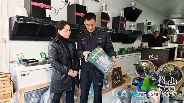 蓝山县强化取暖电器市场监管 守护群众安全温暖过冬2.jpg