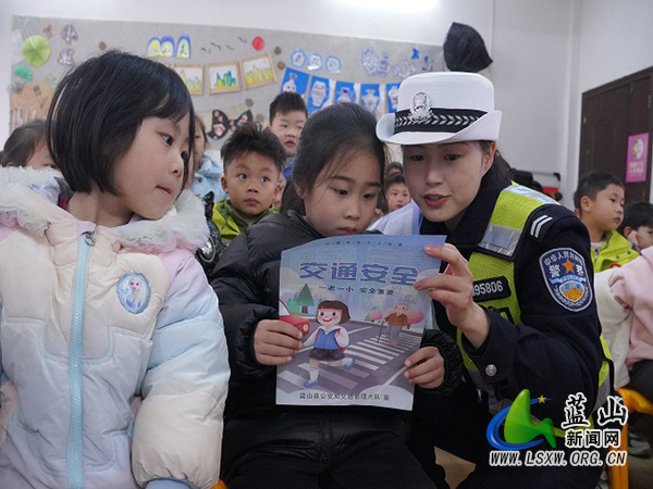 蓝山公安交管部门开展“全国中小学生安全教育日”主题宣传活动.jpg 蓝山公安交管部门开展“全国中小学生安全教育日”主题宣传活动.jpg