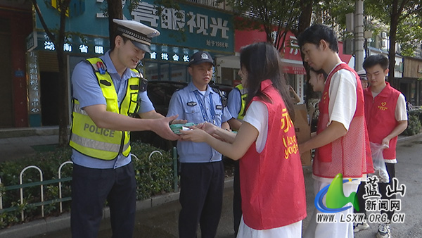 团县委组织开展夏日公益行动 为户外劳动者“降温”2.jpg 团县委组织开展夏日公益行动 为户外劳动者“降温”2.jpg