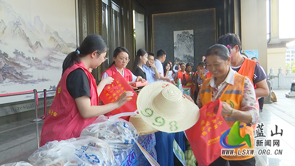 团县委组织开展夏日公益行动 为户外劳动者“降温”1.jpg 团县委组织开展夏日公益行动 为户外劳动者“降温”1.jpg