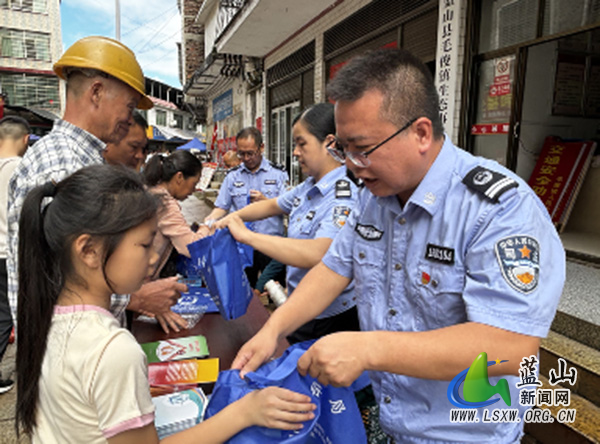 蓝山县司法局联合县纪委监委驻县委政法委纪检监察组深入毛俊镇开展法治宣传活动.jpg 蓝山县司法局联合县纪委监委驻县委政法委纪检监察组深入毛俊镇开展法治宣传活动.jpg