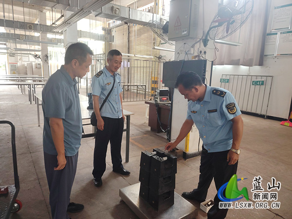 蓝山县市场监督管理局为烟叶收购精准“把关”.jpg 蓝山县市场监督管理局为烟叶收购精准“把关”.jpg