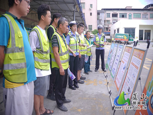 蓝山县公安局交管大队:安全进企业,守规平安行2.jpg 蓝山县公安局交管大队:安全进企业,守规平安行2.jpg