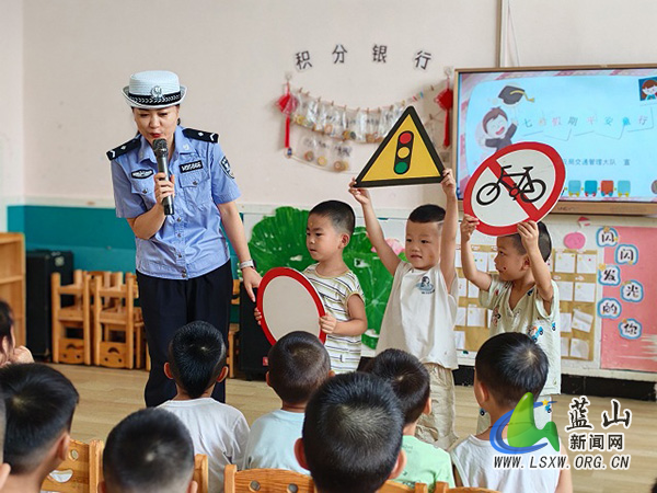 蓝山县公安局交管大队开展“七彩假期 平安童行”交通安全宣传活动.jpg 蓝山县公安局交管大队开展“七彩假期 平安童行”交通安全宣传活动.jpg