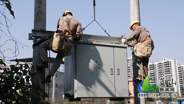 县供电公司:老旧设备“焕芯”升级 筑牢冬季供电“安全堤”.jpg 县供电公司:老旧设备“焕芯”升级 筑牢冬季供电“安全堤”.jpg