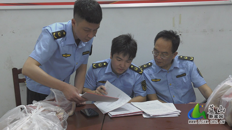 我县部门联合执法 依法查扣1100斤“白板肉”2.jpg 我县部门联合执法 依法查扣1100斤“白板肉”2.jpg