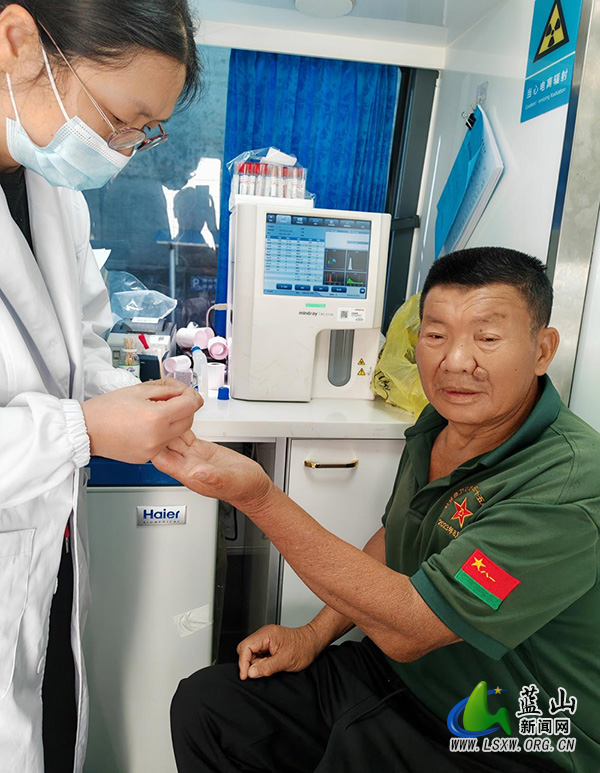 蓝山县退役军人事务局联合市优抚医院开展“医疗健康行”巡诊活动.jpg 蓝山县退役军人事务局联合市优抚医院开展“医疗健康行”巡诊活动.jpg