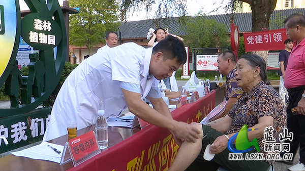 永州市中心医院：义诊下乡惠民生 群众门前享健康.jpg