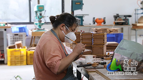 大桥瑶族乡：小车间闯出大市场 木制品远销海内外2.jpg