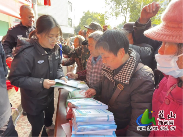 蓝山县多部门联合开展反恐教育法治宣传活动.jpg 蓝山县多部门联合开展反恐教育法治宣传活动.jpg