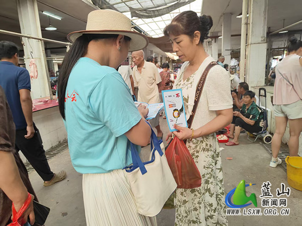 蓝山：禁毒宣传“进集市”，服务群众“零距离”.jpg