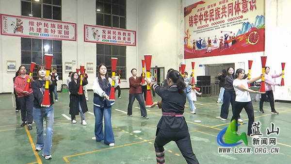 蓝山县：青年夜校解锁“非物质文化遗产新体验”  瑶族长鼓舞“圈粉”年轻一代.jpg