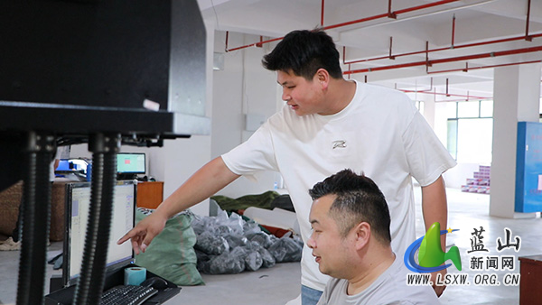 李石生：以衣为媒 织就家乡幸福图景2.jpg