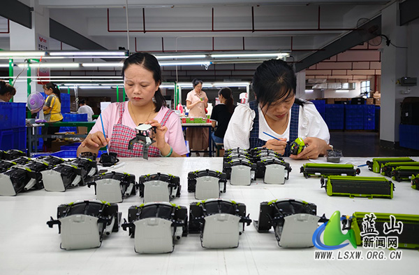 图片新闻：蓝山企业订单旺 生产赶制忙1.jpg