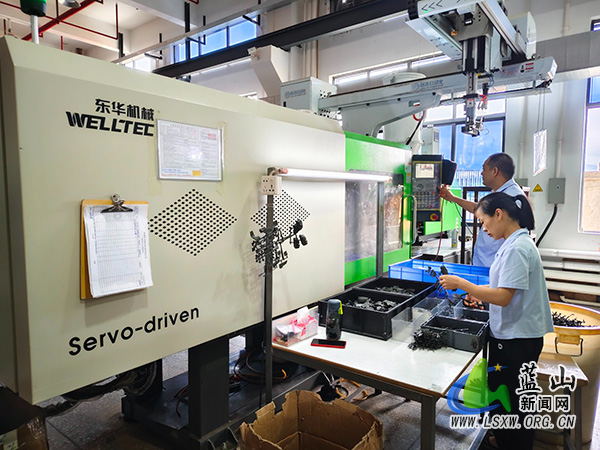 图片新闻：蓝山企业订单旺 生产赶制忙3.jpg