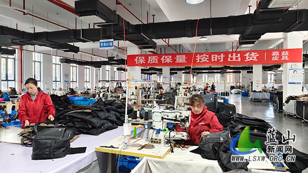 我县企业开足马力抓生产 全力以赴冲刺年度目标2.jpg 我县企业开足马力抓生产 全力以赴冲刺年度目标2.jpg