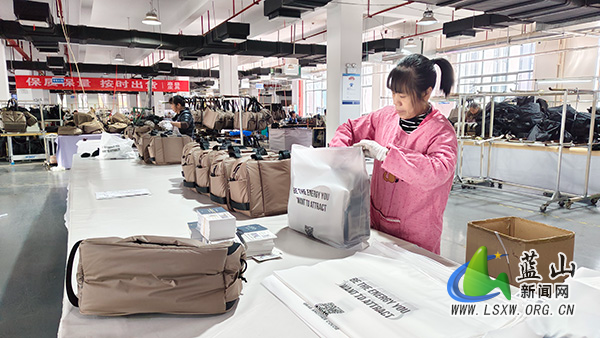 我县企业开足马力抓生产 全力以赴冲刺年度目标1.jpg 我县企业开足马力抓生产 全力以赴冲刺年度目标1.jpg