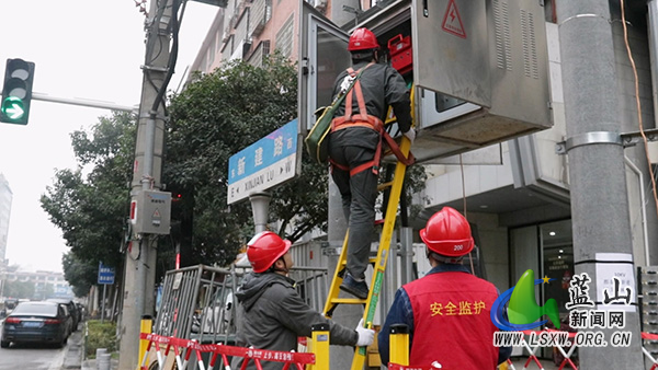 县供电公司：农网改造焕新颜 暖电护航过新年.jpg