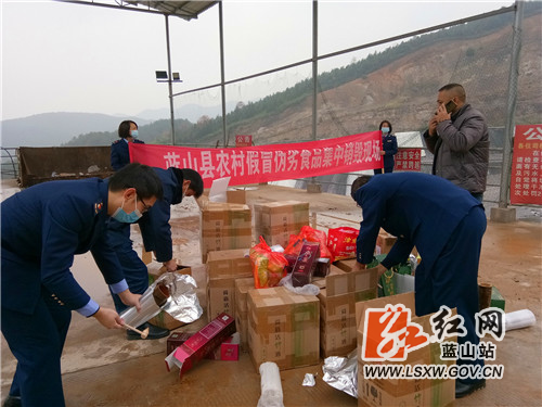 蓝山举行农村假冒伪劣食品集中销毁行动2.jpg 蓝山举行农村假冒伪劣食品集中销毁行动2.jpg