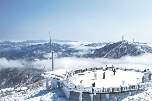 冬日云冰山，南方雪乡，造化留白。   彭华  摄_副本.jpg