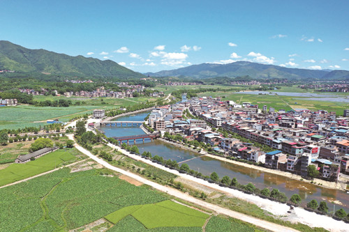 蓝山县毛俊镇毛俊村，蓝天碧水，景美如画。  杨雄春  摄_副本.jpg