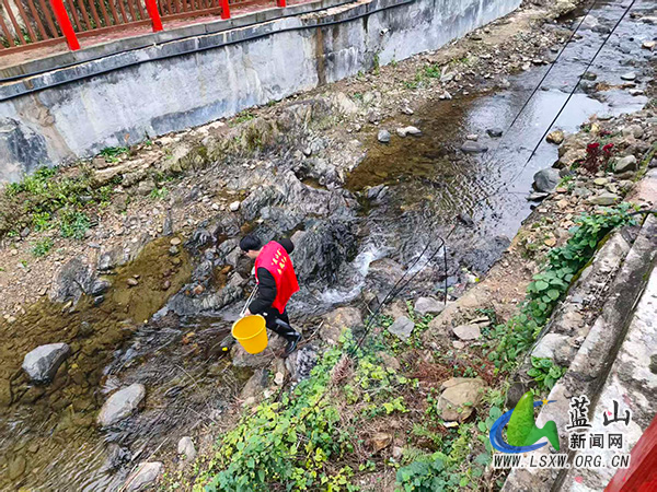 犁头瑶族乡：不畏严寒勤保洁 冬季河道焕新颜.jpg