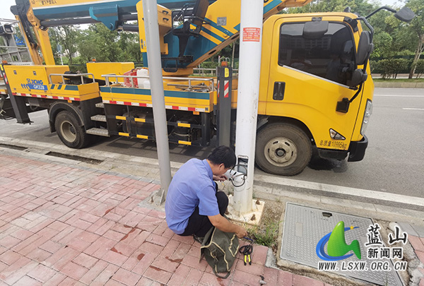 蓝山：加强路灯维修 用心用情守护群众夜间出行“安全路”.jpg
