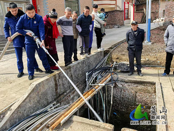 楠市镇:除夕暖心送水润民心.jpg 楠市镇:除夕暖心送水润民心.jpg