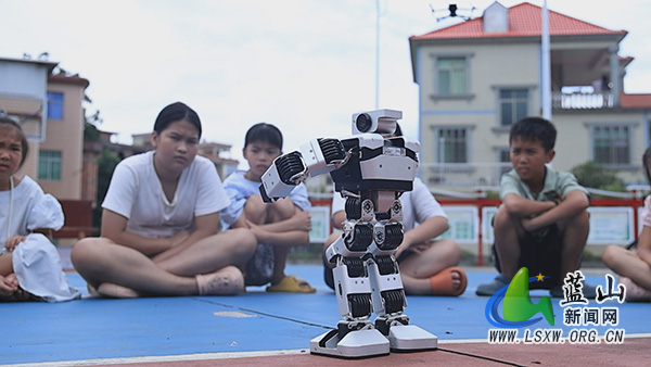 毛俊镇鹊峰村:科技“潮”玩进乡村 童心点亮科学梦1.jpg 毛俊镇鹊峰村:科技“潮”玩进乡村 童心点亮科学梦1.jpg