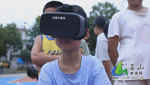 毛俊镇鹊峰村:科技“潮”玩进乡村 童心点亮科学梦2.jpg 毛俊镇鹊峰村:科技“潮”玩进乡村 童心点亮科学梦2.jpg