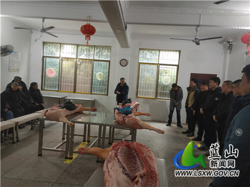 为敬老院送年猪.jpg 为敬老院送年猪.jpg