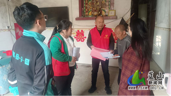 犁头瑶族乡：养老保险宣传入户，惠民政策温暖民心.jpg