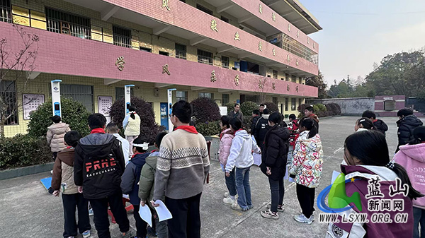 蓝山县妇幼保健院走进龙溪学校开展“五小”健康检查.jpg