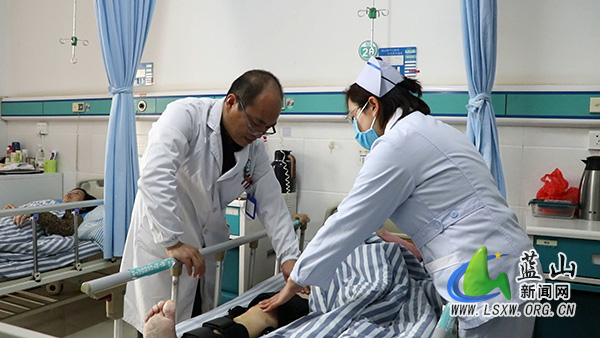 【新春走基层】县中心医院：新春坚守护安康 白衣担当暖人心.jpg