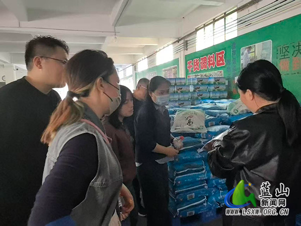 蓝山县塔峰镇第六完小：邀家长“零距离”监督 共护舌尖安全.jpg