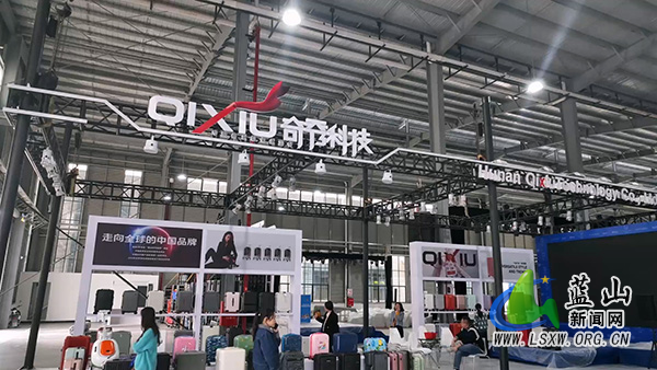 第五届永州•蓝山国际皮具箱包博览会九大展区就绪待启 参展企业陆续进驻布展2.jpg