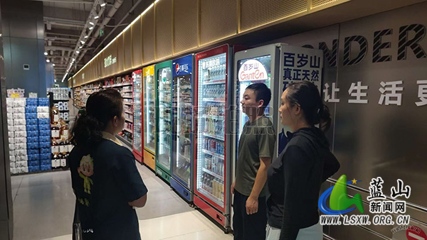 蓝山县科技和工业信息化局进入商超开展安全生产暨信用经商督导检查.jpg