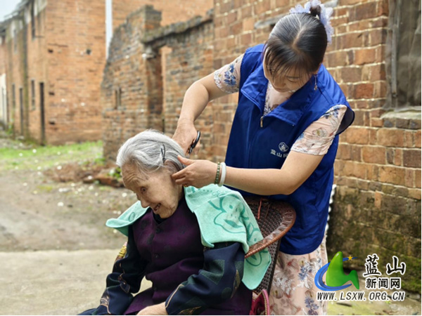 蓝山：居家上门服务，兜底困难老人幸福晚年.jpg