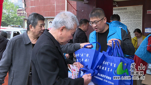 我县医保宣传“零距离” 惠民政策“暖人心”.jpg 我县医保宣传“零距离” 惠民政策“暖人心”.jpg